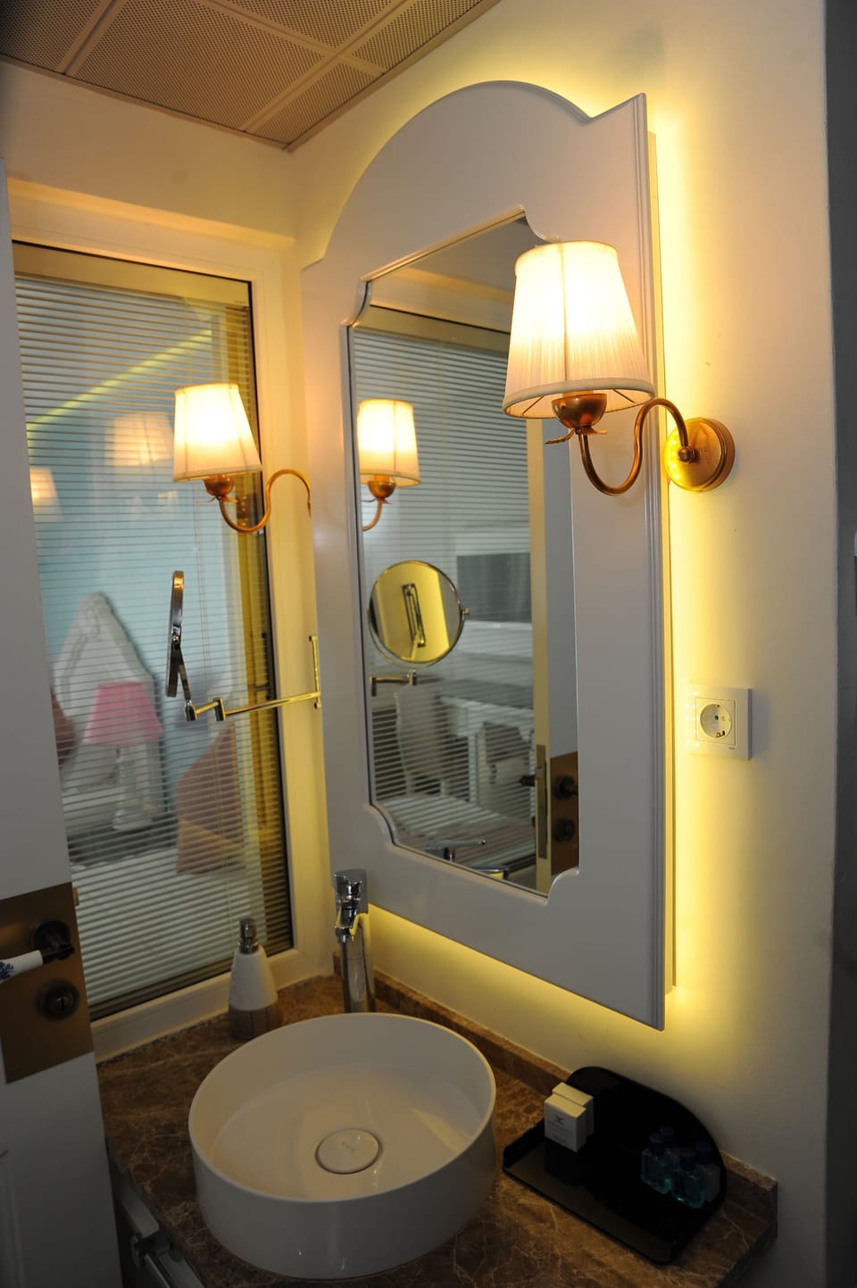 Deluxe Standard Room | Bathroom | Shower, hair dryer, slippers, towels