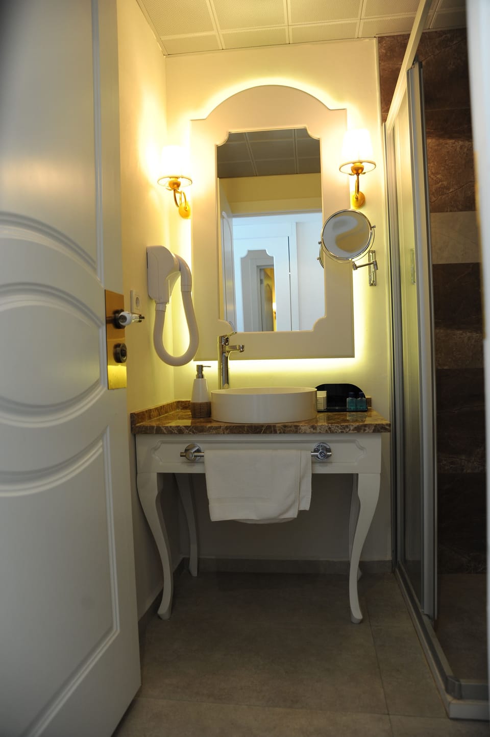 Deluxe Standard Room | Bathroom | Shower, hair dryer, slippers, towels