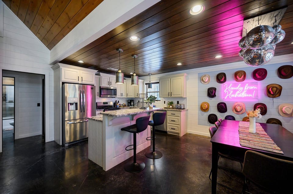 Dine in style at Disco Cowboy! Enjoy family meals or intimate dinners in our spacious dining area and prepare your meals with our fully equipped kitchen.