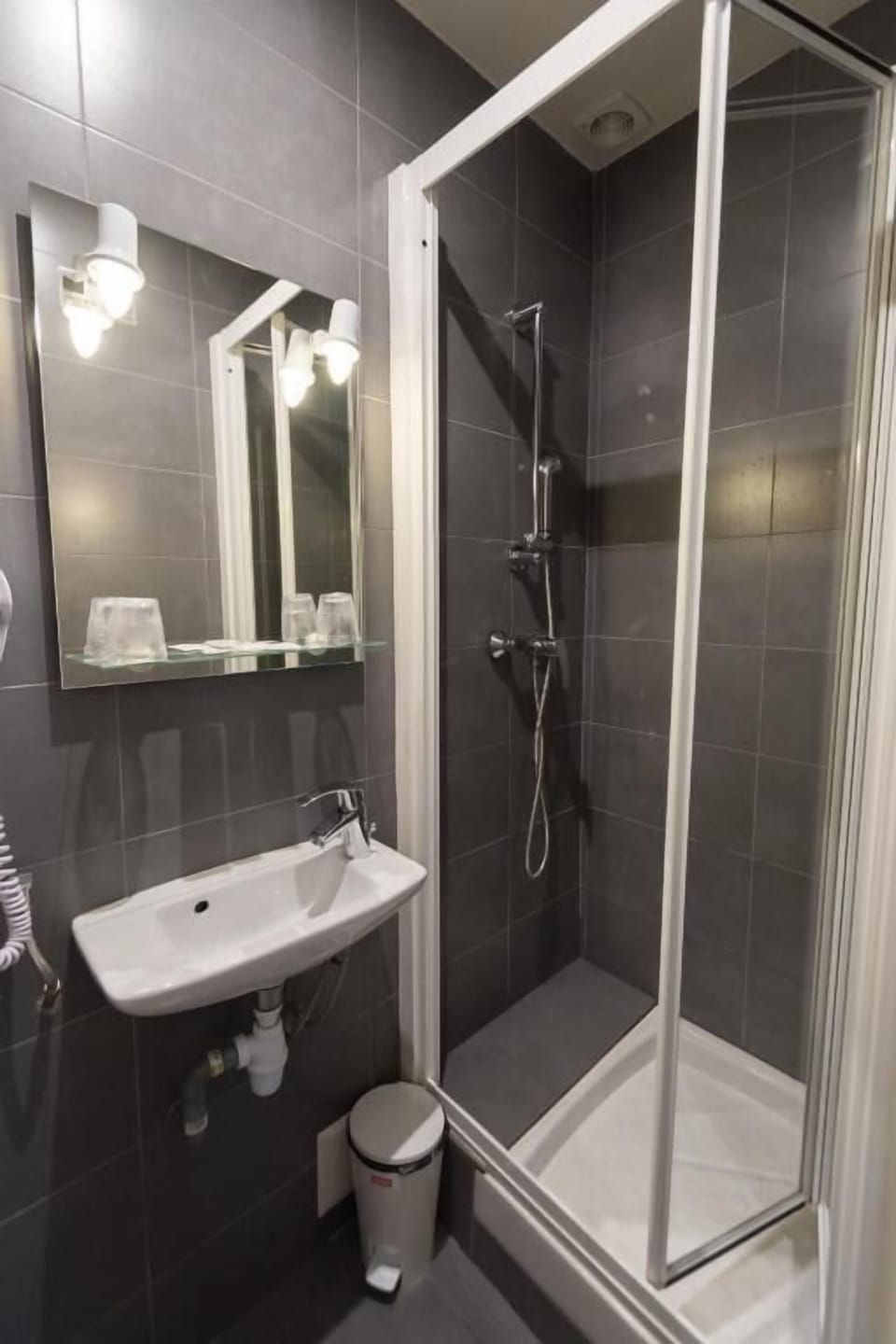 Classic Double Room | Bathroom | Shower, towels