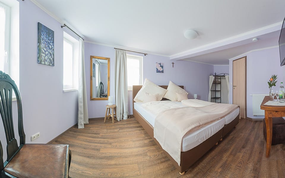 Double Room | Desk, free WiFi, bed sheets