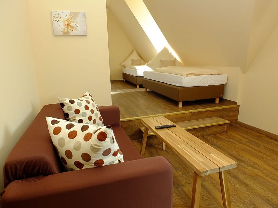 Room | Desk, free WiFi, bed sheets