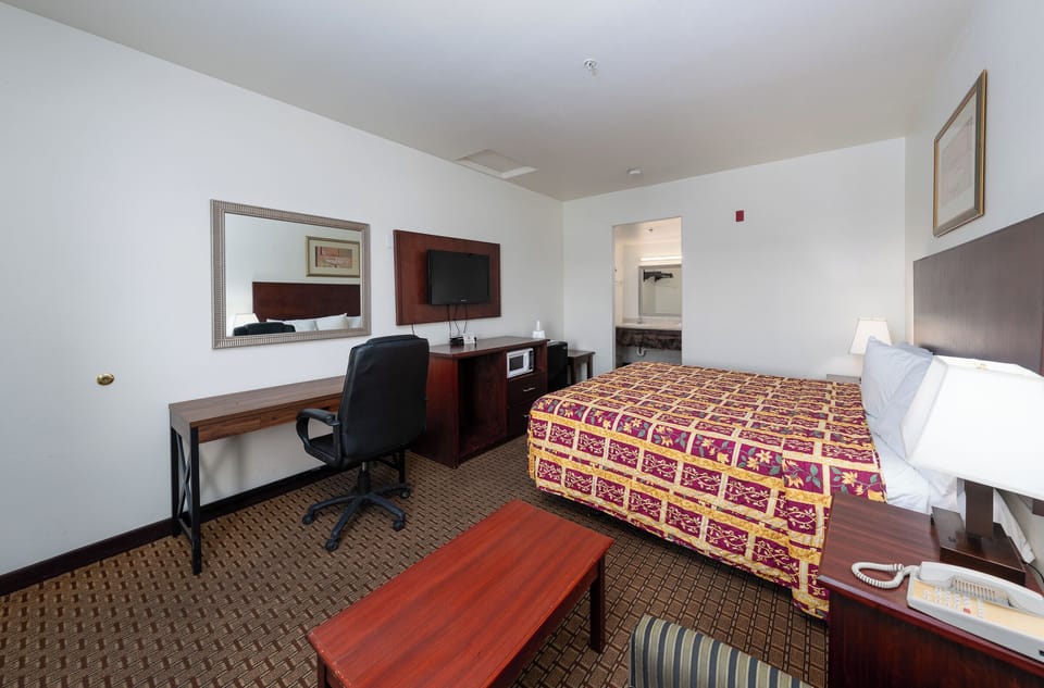 Junior Suite | Desk, WiFi (free), bed sheets