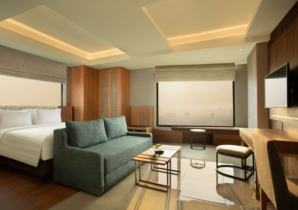 Sunrise Suite | Minibar, in-room safe, desk, laptop workspace