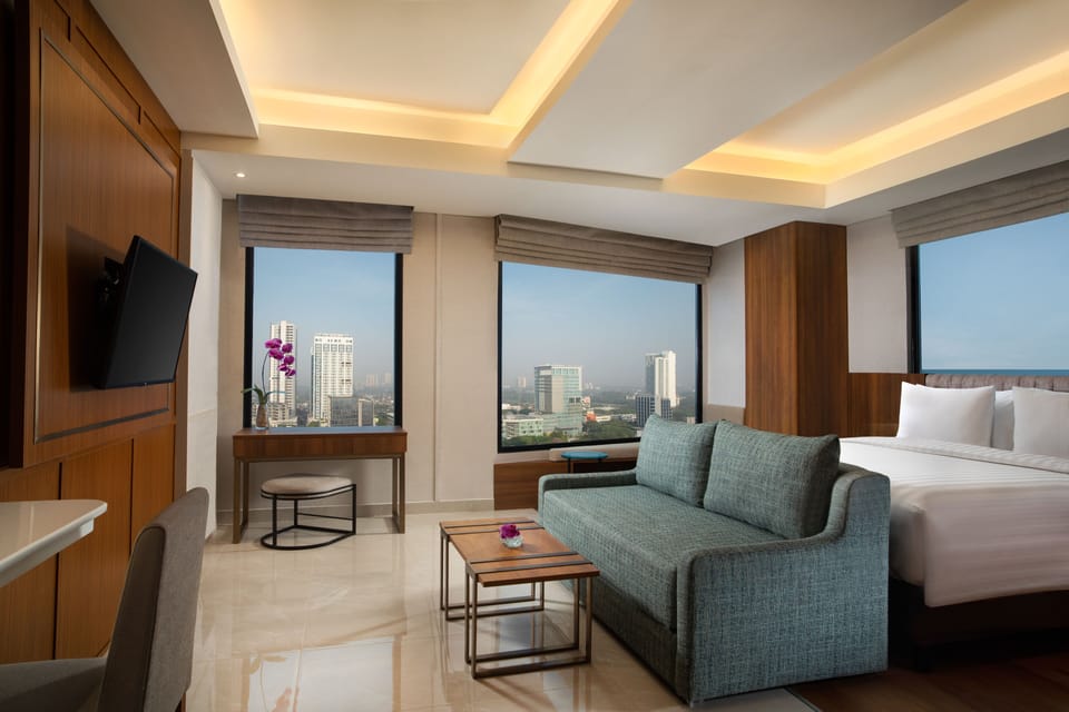 Sunset Suite | Minibar, in-room safe, desk, laptop workspace