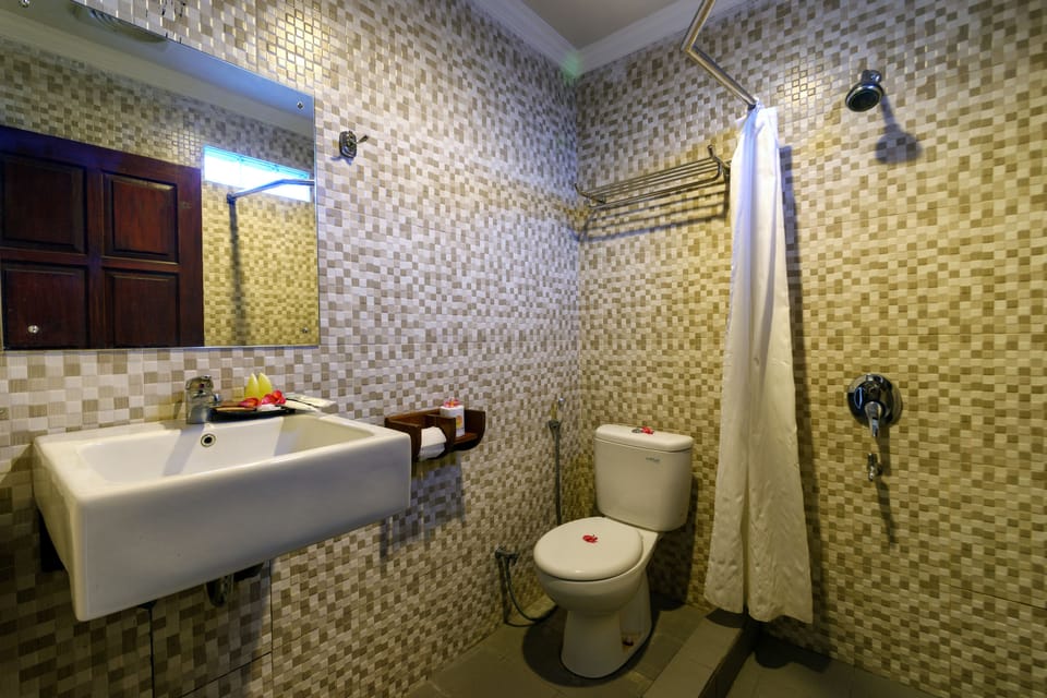 Superior Room | Bathroom | Free toiletries, hair dryer, bathrobes, slippers