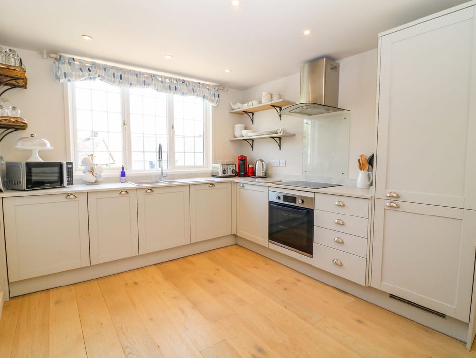 Cottage | Private kitchen | Fridge, dishwasher, electric kettle, toaster