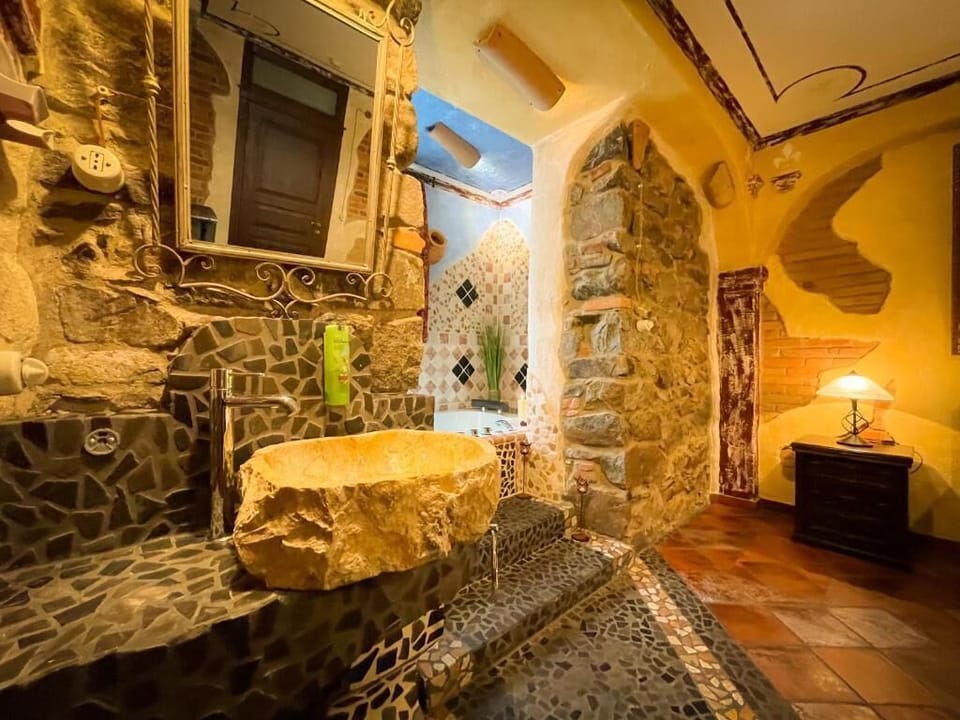 Deluxe Suite, Hot Tub, Mountain View | Bathroom | Towels