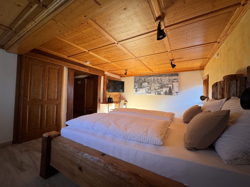 Double Room, Ensuite (Marktplatzblick Zimmer ) | Individually decorated, individually furnished, free WiFi, bed sheets