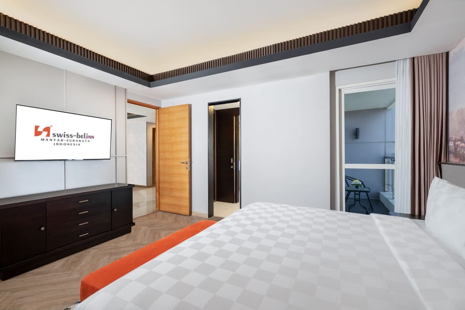 Suite, 1 King Bed, City View | Premium bedding, in-room safe, desk, laptop workspace