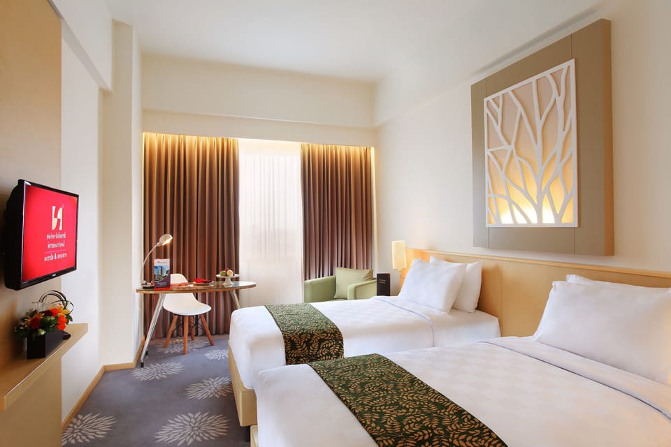 Deluxe Twin Room | Premium bedding, in-room safe, desk, laptop workspace