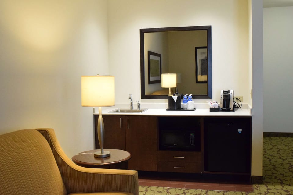 Deluxe Room, 1 King Bed, Accessible | In-room safe, free cribs/infant beds, free rollaway beds, free WiFi