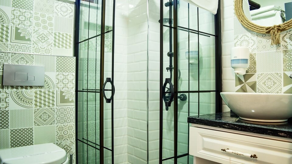 Standard Room, 1 Queen Bed, Balcony, Garden View | Bathroom | Shower, hydromassage showerhead, free toiletries, hair dryer