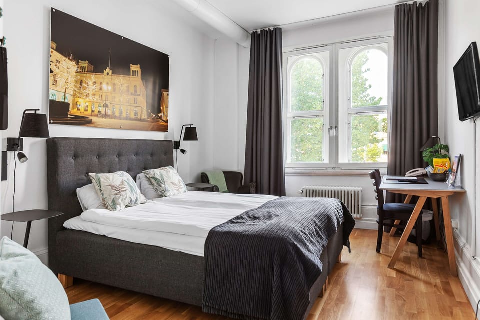 Standard Room, 1 King Bed, Non Smoking | In-room safe, individually decorated, individually furnished, desk