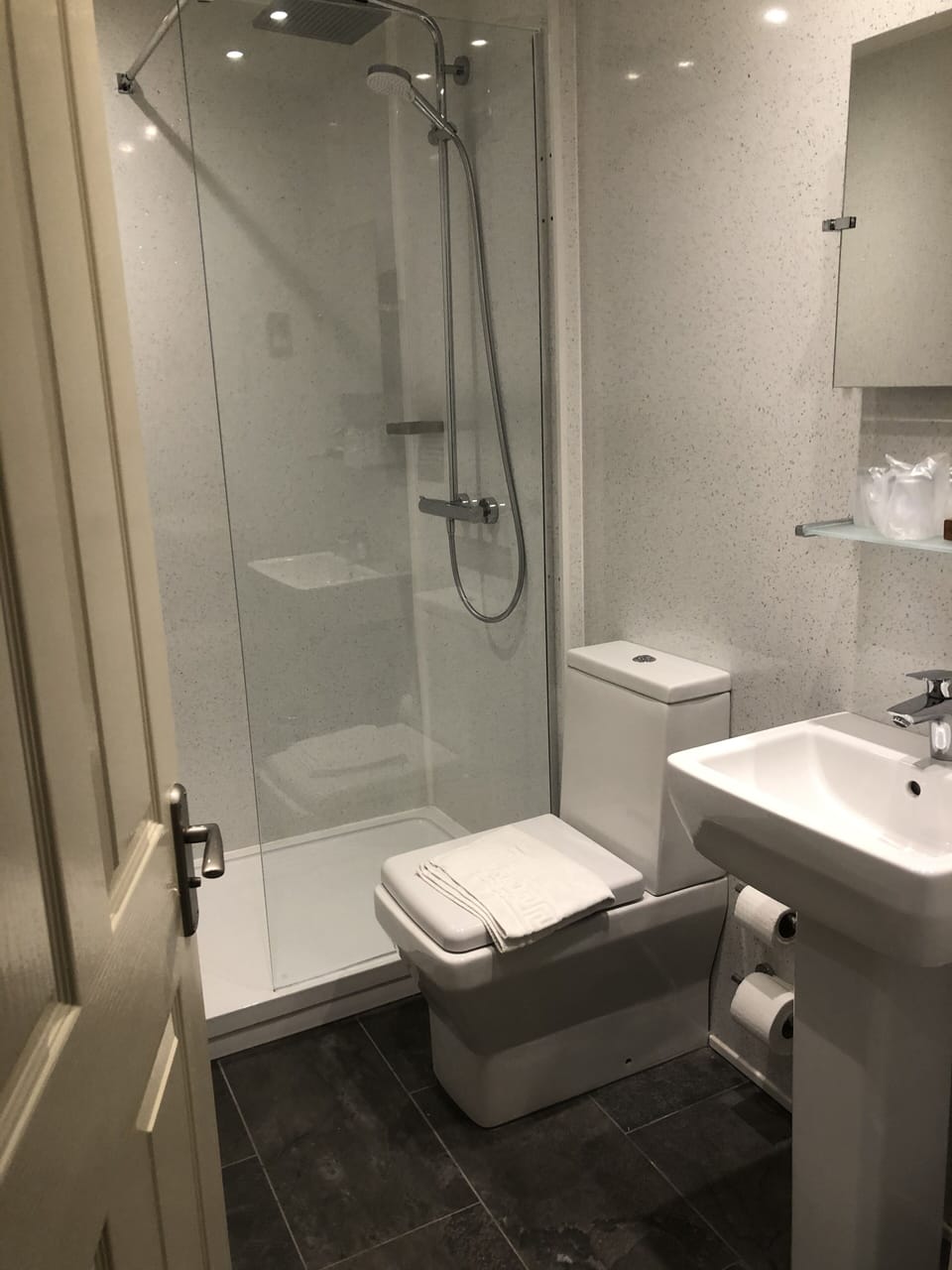 Suite | Bathroom | Combined shower/tub, hair dryer, towels