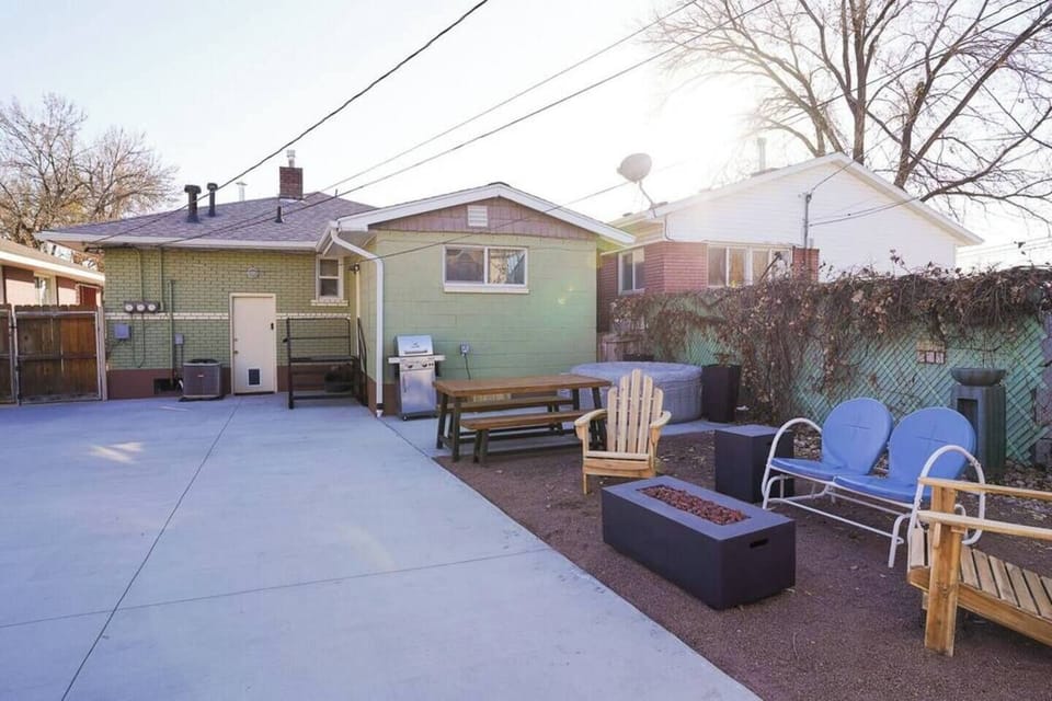 Cozy Urban shared backyard