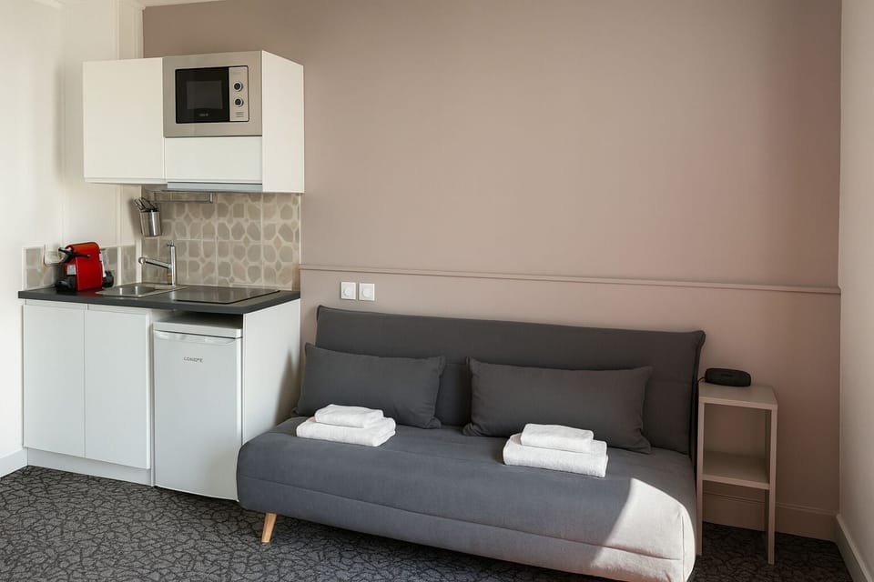 Family Suite, Kitchenette | Living area | Flat-screen TV
