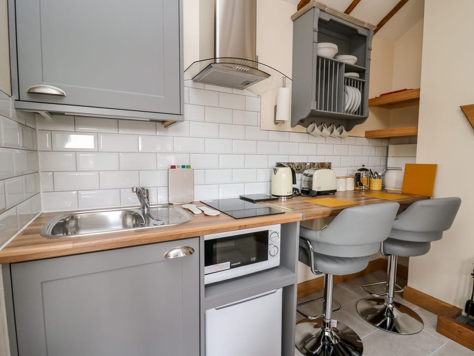 Cottage | Private kitchen | Fridge, electric kettle, toaster, cookware/dishes/utensils