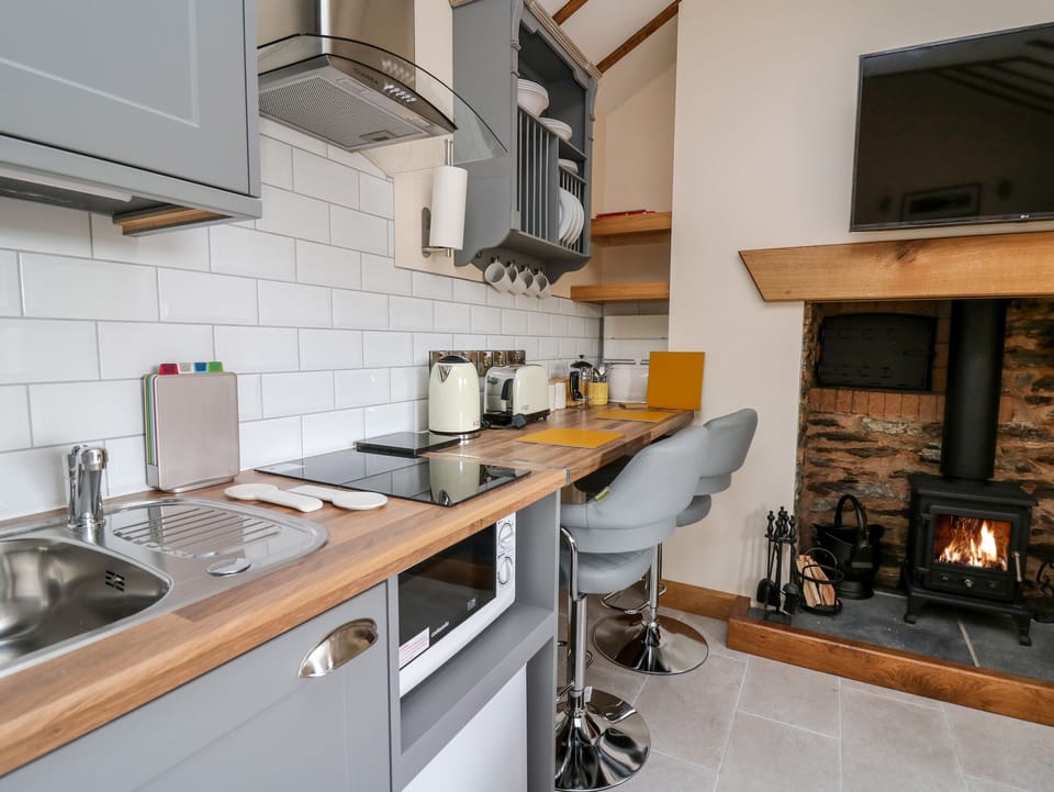 Cottage | Private kitchen | Fridge, electric kettle, toaster, cookware/dishes/utensils