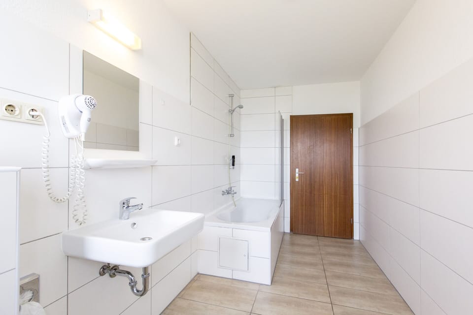 Comfort Apartment, Private Bathroom | Bathroom | Shower, rainfall showerhead, free toiletries, hair dryer