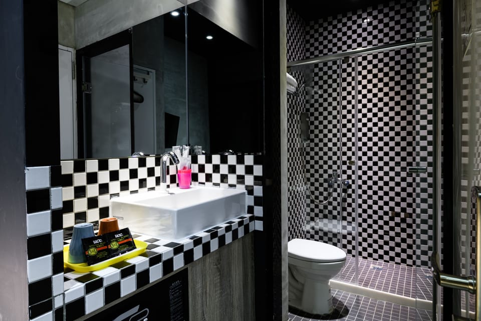 Economy Double Room, 1 Bedroom, Non Smoking | Bathroom shower