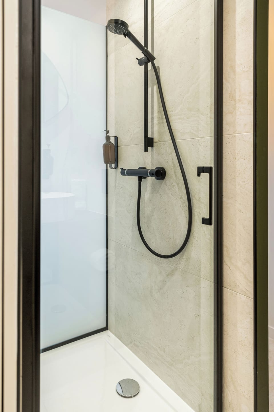 Superior Room | Bathroom | Bathtub, free toiletries, hair dryer, towels