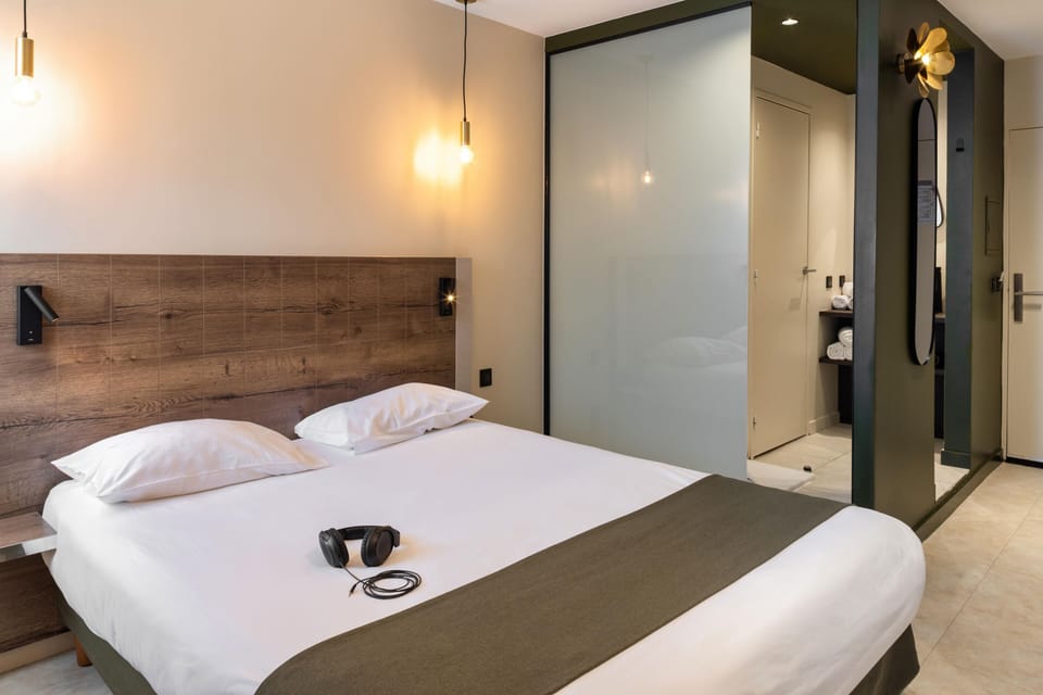 Superior Room, 1 Queen Bed with Sofa bed | Bathroom | Bathtub, free toiletries, hair dryer, towels