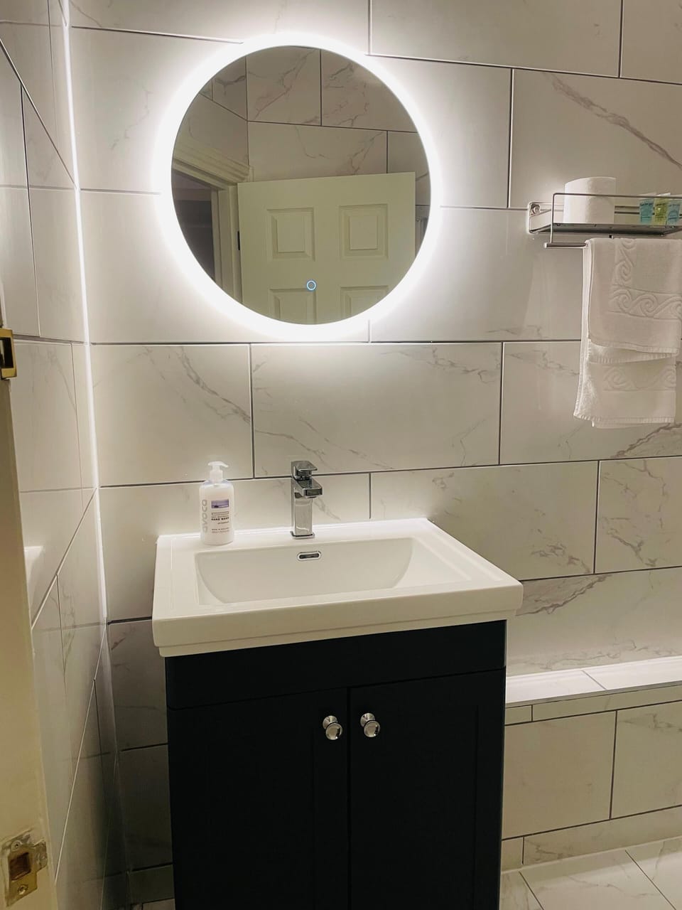 Superior Double Room, 1 King Bed, City View | Bathroom | Shower, free toiletries, hair dryer, towels