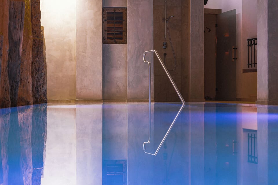 Indoor pool, sun loungers