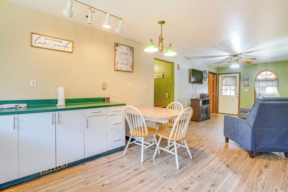 Dining Area | Dishware & Flatware Provided