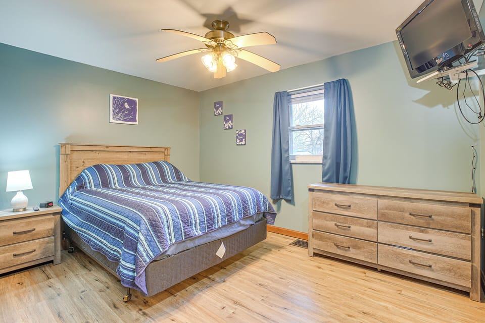 Bedroom 1 | Queen Bed | Linens Provided | En-Suite Bathroom