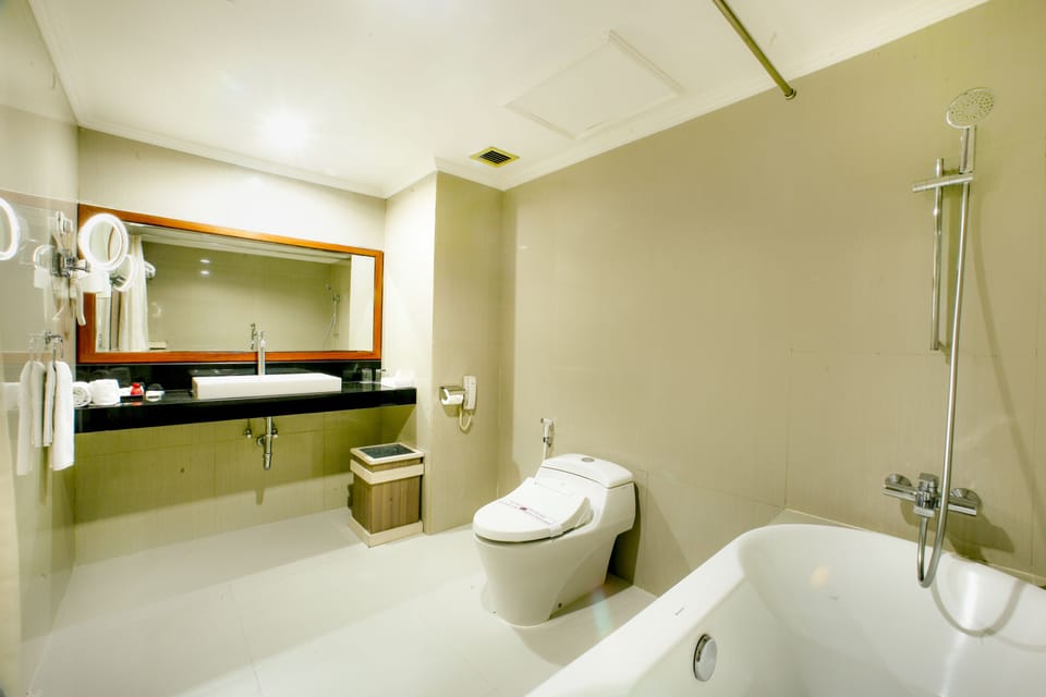 Suite Room | Bathroom | Free toiletries, slippers, bidet, towels