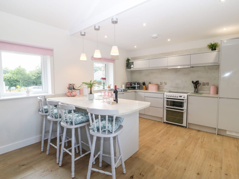 Cottage | Private kitchen | Fridge, dishwasher, electric kettle, toaster