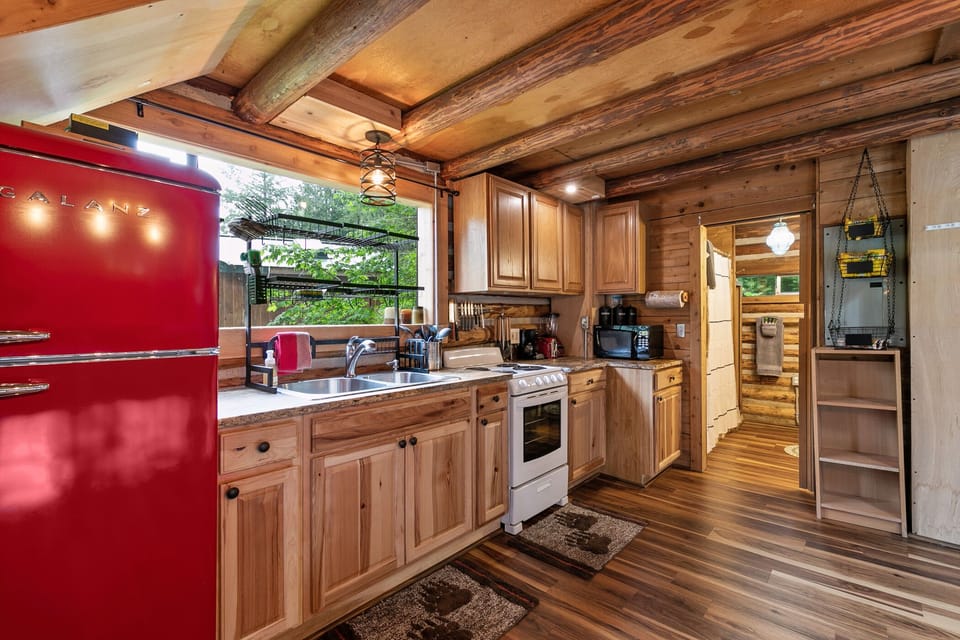 Full kitchen with a retro fridge and plenty of provided amenities
