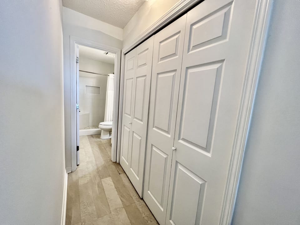 Hallway to the bath. 