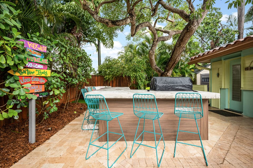 Outdoor Kitchen/Seating Area