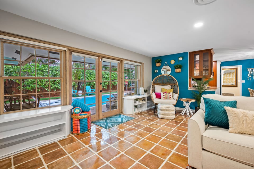 Living Room/Reading Nook