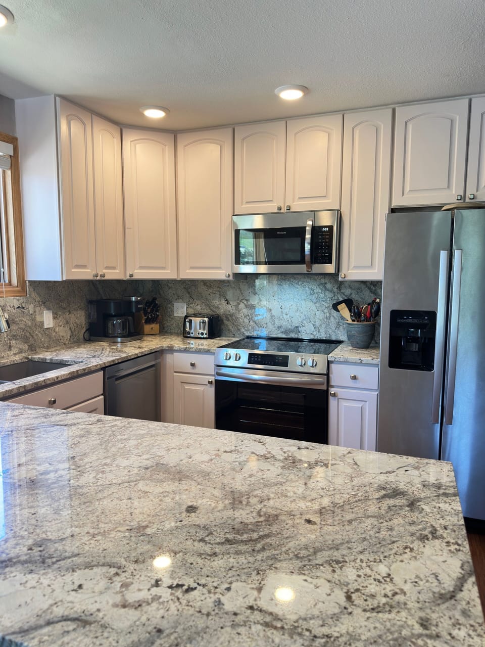 Bright & sunny kitchen with brand new appliances