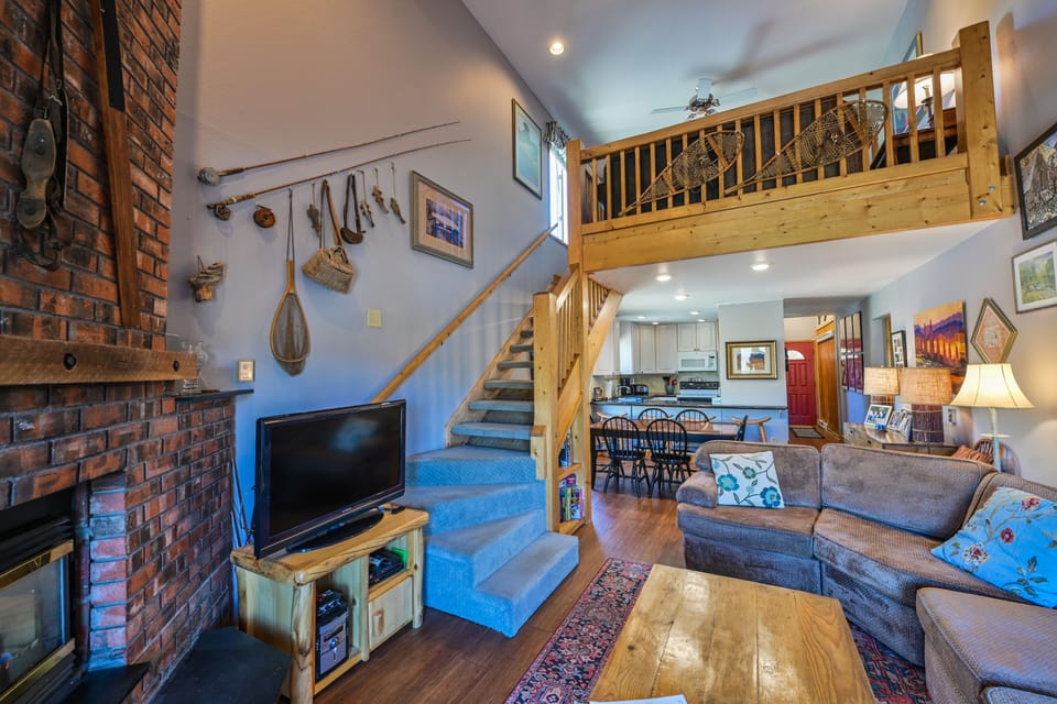 Open floor plan, great for entertaining