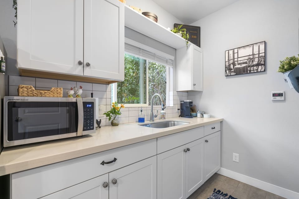 Well-stocked kitchen, big fridge, microwave, hot plate, toaster oven, blender.