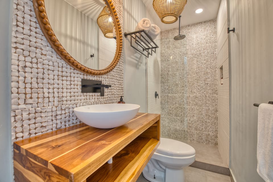Premium Queen Room | Bathroom | Shower, rainfall showerhead, free toiletries, towels