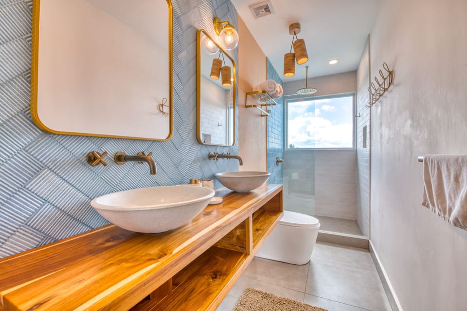 Oceanview King Suite | Bathroom | Shower, rainfall showerhead, free toiletries, towels