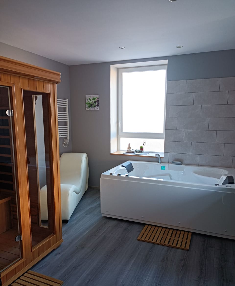 Sauna, hot tub