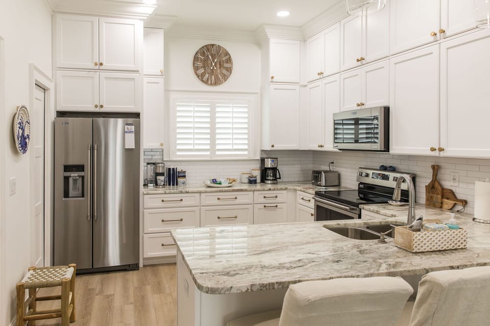 Well-equipped kitchen with small appliances, and drawers of cookware & utensils!