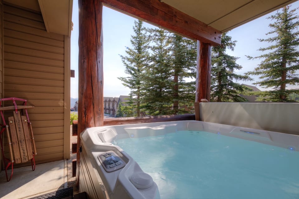 Have a glass of wine and enjoy the hot tub | Exterior