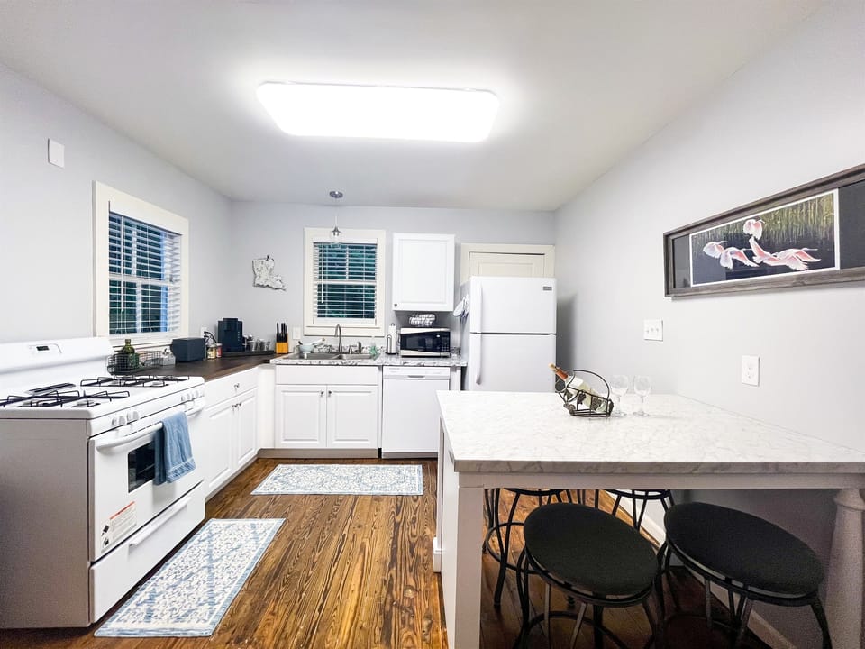 Fully furnished Kitchen with dishwasher and table for 4.