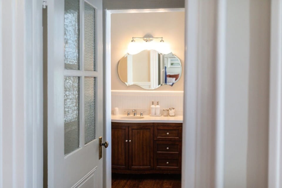 Captain 7 bathroom door