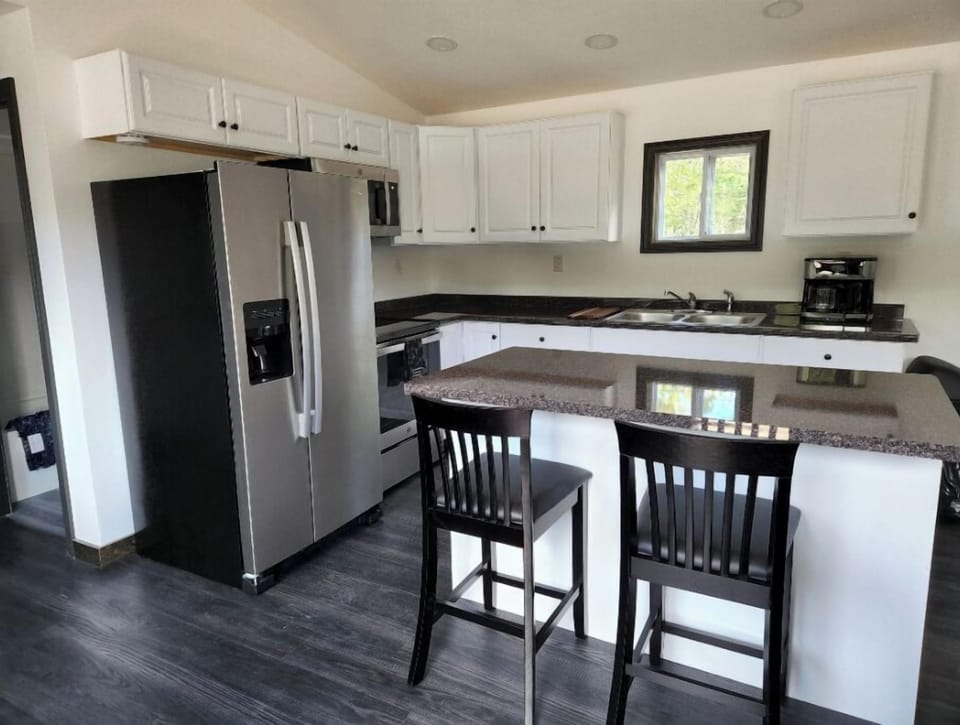Enjoy your meals at the bar or breakfast nook/workspace area