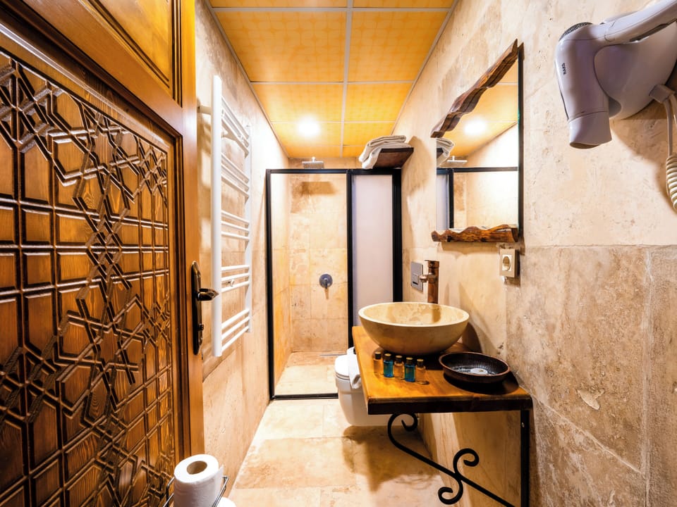 Superior Queen Room | Bathroom | Shower, rainfall showerhead, hair dryer, towels
