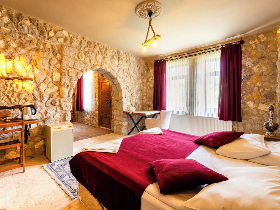 Deluxe Queen Room | Desk, laptop workspace, free WiFi, bed sheets